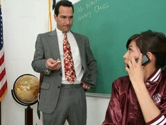 18 let, Velký zadek, Velké péro, Kuřba, Brunetka, Přírodní prsa, Krátké vlasy, Kozičky