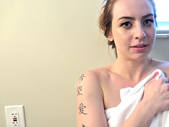 Tyttö, Iso kulli, Isot tissit, Suihinotto, Lävistys, Julkinen, Suihku, Tissit