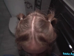 Blonde, Sucer une bite, Britannique, Pov, Tatouage, Toilettes