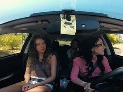 お尻, 車, 開帳, 彼女, 手コキする, 自然山雀, ピアス, 三人