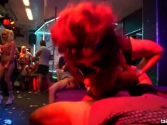 Noire, Brunette brune, Tir de sperme, Mère que j'aimerais baiser, Fête, Public, Jarretelles, Adolescente