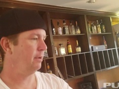 V ozadju, Velike joške, Blondinka, Dokolenke, Tetovaže, Draženje