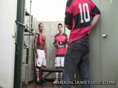 Tommy hooks up with Esteban Paes and Mateus Fogaca in a small locker room. Interaction focus on mutual pleasure.