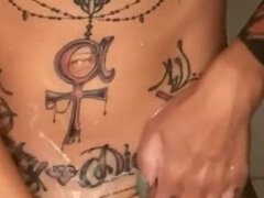 Amatéri, Podpazi, Kúpeľňa, Žena, Masturbácia, Drobunké, Sólo, Tetovanie