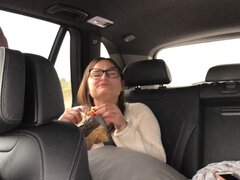 Leie, Schönheit, Braunhaarige, Auto, Frau, Masturbation, Milf, Tätowierung