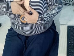 Leie, Fingern, Indisch, Milf, Natürlichen titten, Solo, Titten