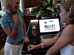 Blonde, Sucer une bite, Brunette brune, Couple, Doigter, Hard, Embrassement, Nénés