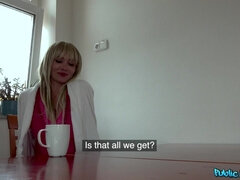 Nana, Blonde, Sucer une bite, Gorge profonde, Léchez, Argent, Public, Chatte