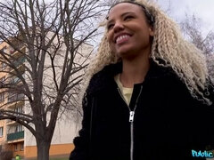 Amatéři, Americké, Péro, Ebenové, Přírodní prsa, Různé pohledy, Na veřejnosti, Krátké vlasy