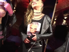 Popó, Fürdőszoba, Fekete, Meztelen, Iroda, Nuni, Vöröshajú, Tetkó