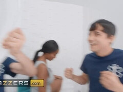 18 jahre, Tussi, Grosse titten, Interrassisch, Natürlichen titten, Realität, Flotter dreier, Titten