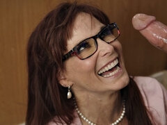 Blondinka, Globoko grlo, Dvojna penetracija, Očala, Dekle drka tiča, Pete, Kuhinja, Zrela