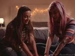 Rumpe, Soverom, Brunette, Hårete, Kyssing, Lesbisk, Piercingen, Fitte