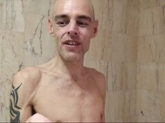 Grosse bite, Sucer une bite, Attrapée, Exhib, Petite femme, Public, Chatte, Jarretelles