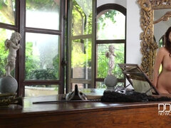 Mačiatko, Veľké kozy, Brunetka, Prsnatá, Erotika, Prirodzené prsia, Sólo, Kozičky