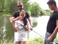 Брюнетки, В клубе, Группа, Секс без цензуры, Два парня и девушка, На публике, Киски, Втроем