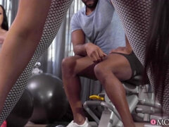 Жопа, Большие сиськи, Брюнетки, Собачьи, Спортзал, Поцелуи, Мамочка, Сиськи