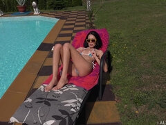 Amatör, Stora tuttar, Brunett, Hd, Onani, Utomhus, Pool, Leksaker