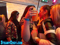 Amatör, Avsugning, Klädd kvinna naken man, Europeisk, Handjobb, Orgie, Party, Verklighet