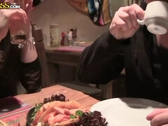 Sucer une bite, Mariée, Brunette brune, Cocu, Branlette thaïlandaise, Orgie, Chevaucher, Suçant