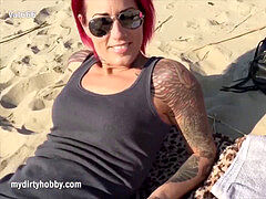 Enthousiasteling, Strand, Lesbisch, Masturbatie, Orgasme, Buiten, Openbaar, Roodharige vrouw