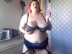 Testes gyönyörű hölgy, Döci, Domina szerep, Fehérnemű, Vöröshajú, Dohányzás, Harisnya