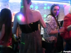 Kuřba, Oblečené ženy, Tanec, Skupina, Bozkávanie, Spodná bielizeň, Párty, Kozičky