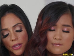 Brunetka, Sezeni na obličeji, Latinské, Mamina, Přírodní prsa, Pička, Teenka, Kozičky