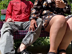 Enthousiasteling, Mooie dikke vrouwen, Grote mammen, Harig, Masturbatie, Rijpe lesbienne, Buiten, Openbaar