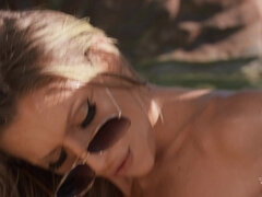 Traseiro, Peitos grandes, Morena, Hardcore, Piscina, Magrinha, Tatuagem, Brinquedos