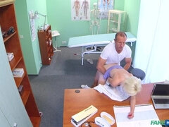 Amatorka, Lekarz, Styl na pieska, Palcówka, Obciąganie, Cipka, Lizanie odbytu, Jednolity