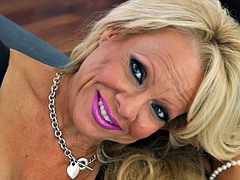 Stora tuttar, Blondin, Underkläder, Onani, Mogen, Milf, Solo, Tuttar