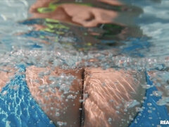 Amatør, Store bryster, Bikini, Pik sutte, Hundestilling, Imellem racer, Udendørs, Tatovering