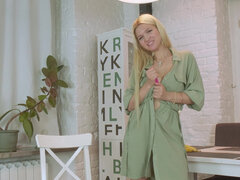 Blondína, Šaty, Hd, Masturbácia, Prirodzené prsia, Sólo, Tangá, Tesné