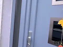 Debt4k. un homme musclé frappe un jeune débiteur cute qui n'a pas de travail