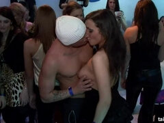 Pik sutte, Brunette, Påklædt sex, Dansende, Kysse, Lesbisk, Nylonstrømper, Fest