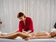 18 jaar, Kont, Vingeren, Ondergoed, Natuurlijke tieten, Kut duiken, Mager, Tieten likken