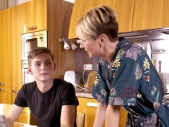 Blondinka, Fafanje, Doggystyle, Hd, Zrela, Rusinja, Kratki lasje, Dokolenke