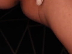 18 ans, Beauté, Sucer une bite, Éjaculer dans la bouche, Gants, Branlette thaïlandaise, Petite femme, Pov