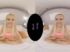 Trojrozměrné, Velké kozy, Blondýna, Masturbace, Různé pohledy, Vyholené, Sólo, Hračky