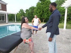 Isot tissit, Rintava, Pulska, Aisankannattaja, Sekarotuinen, Ulkona, Uima allas, Vaimo