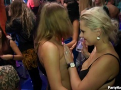 Amatorka, Cfnm, Obciąganie, Całować, Lizanie, Masaż, Publiczny, Pończochy