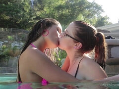 Brunetka, Lesbické, Vonku, Bazén, Pička