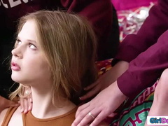 Asiatisch, Hochschule, Fingern, Interrassisch, Küssen, Zierlich, Jungendliche (18+), Flotter dreier