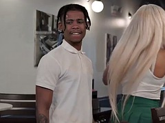 Grote lul, Zwart, Sperma in gezicht, Handbeurt, Interraciaal, Openbaar, Zuigen, Trio