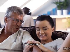 Pik sutte, Brunette, Fanget, Far, Hd, Onani, Barberet, Teenager