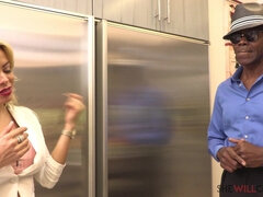 Niogtres, Stor pik, Pik sutte, Hundestilling, Komme på ansigtet, Brækfornemmelse, Piercing, Spanking