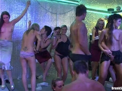 Amateur, Brunette brune, Homme nu et filles habillées, Femelle, Doigter, Lesbienne, Culottes ou slips, Mouillée