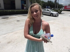 Amateur, Blonde, Mignonne, En levrette, Public, Étudiant, Tatouage, Mouillée