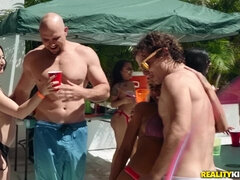 아마추어, 큰 가슴, 흑갈색 머리, 하드코어, 대단히, 야외의, 파티, 셀카